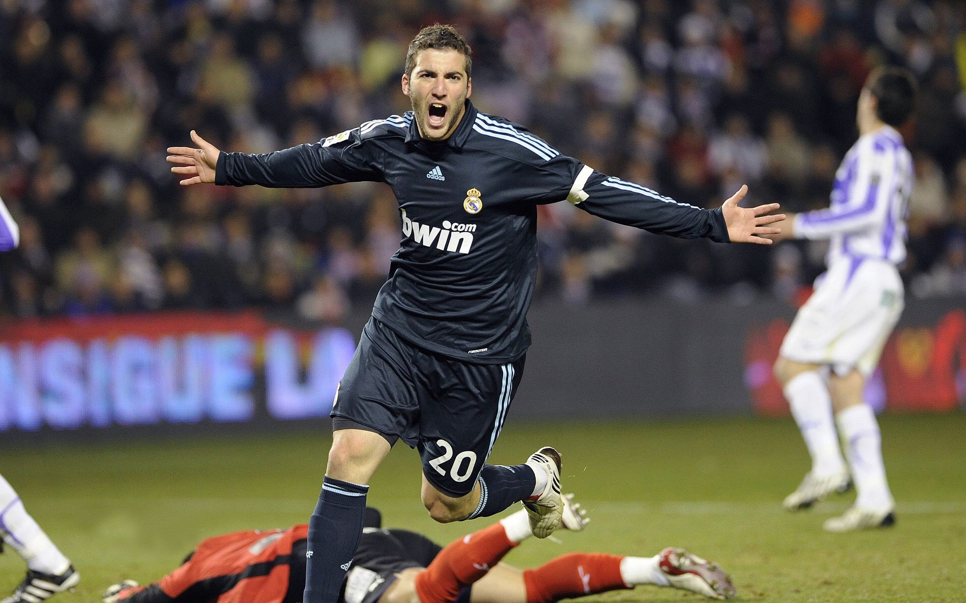 传统花式跳绳比赛，绳圈中的技巧与活力