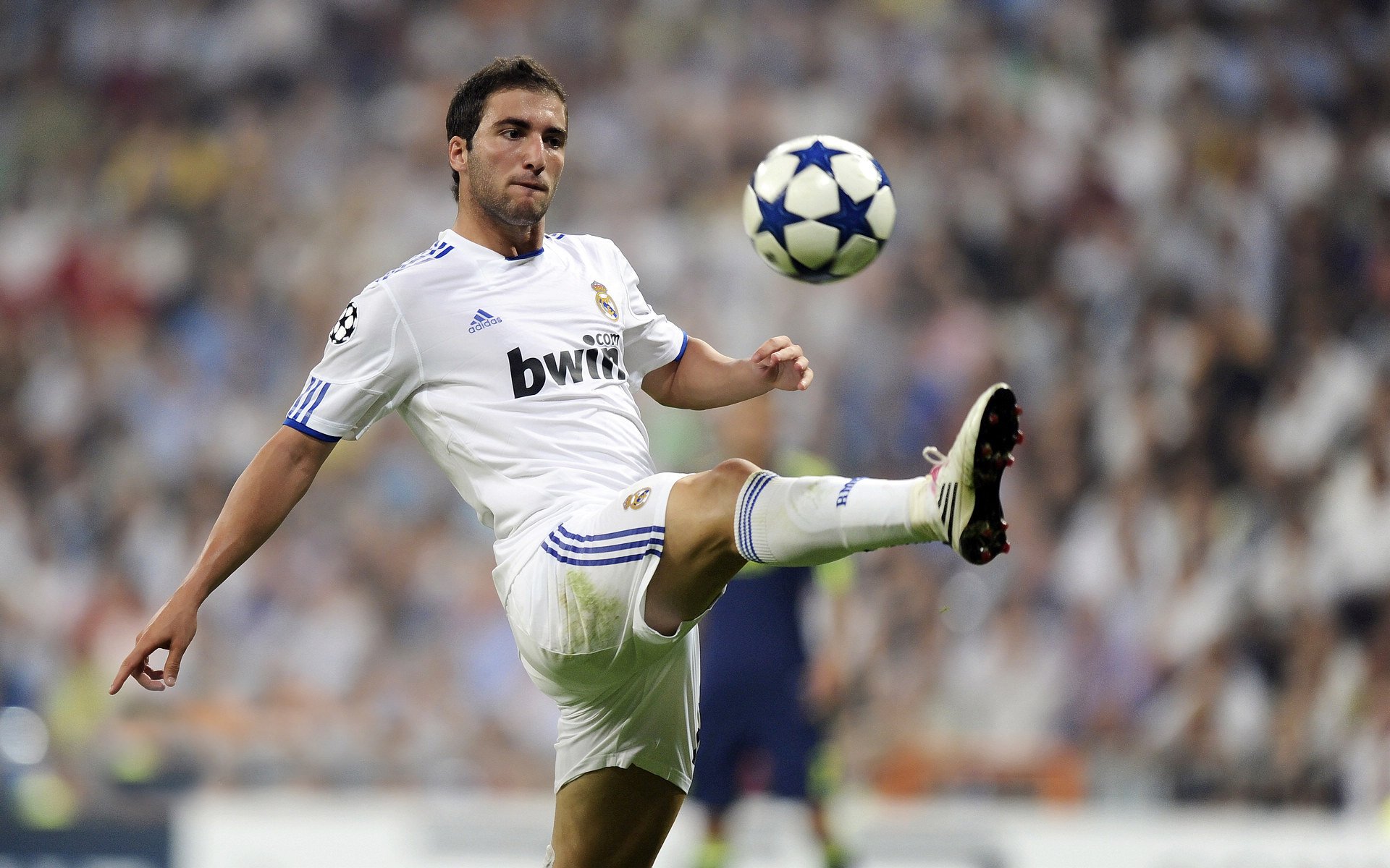 爱游戏体育APP下载-梅西再添个人里程碑，助巴黎登顶法甲积分榜，梅西法国巴黎